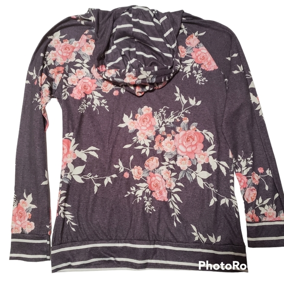 Womens Long Sleeve Floral Top with hoodie (unknown brand) No Tag Fits Medium - Picture 2 of 3